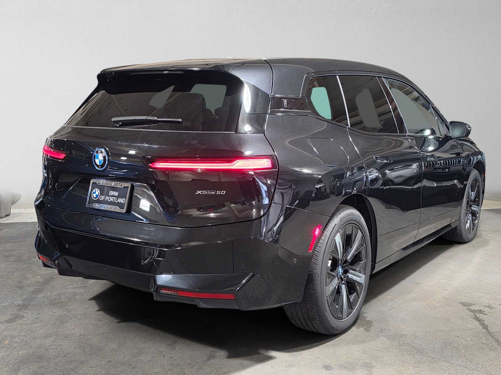 Used 2024 BMW iX xDrive50 w/ Sport Package AWD/4WD image 3