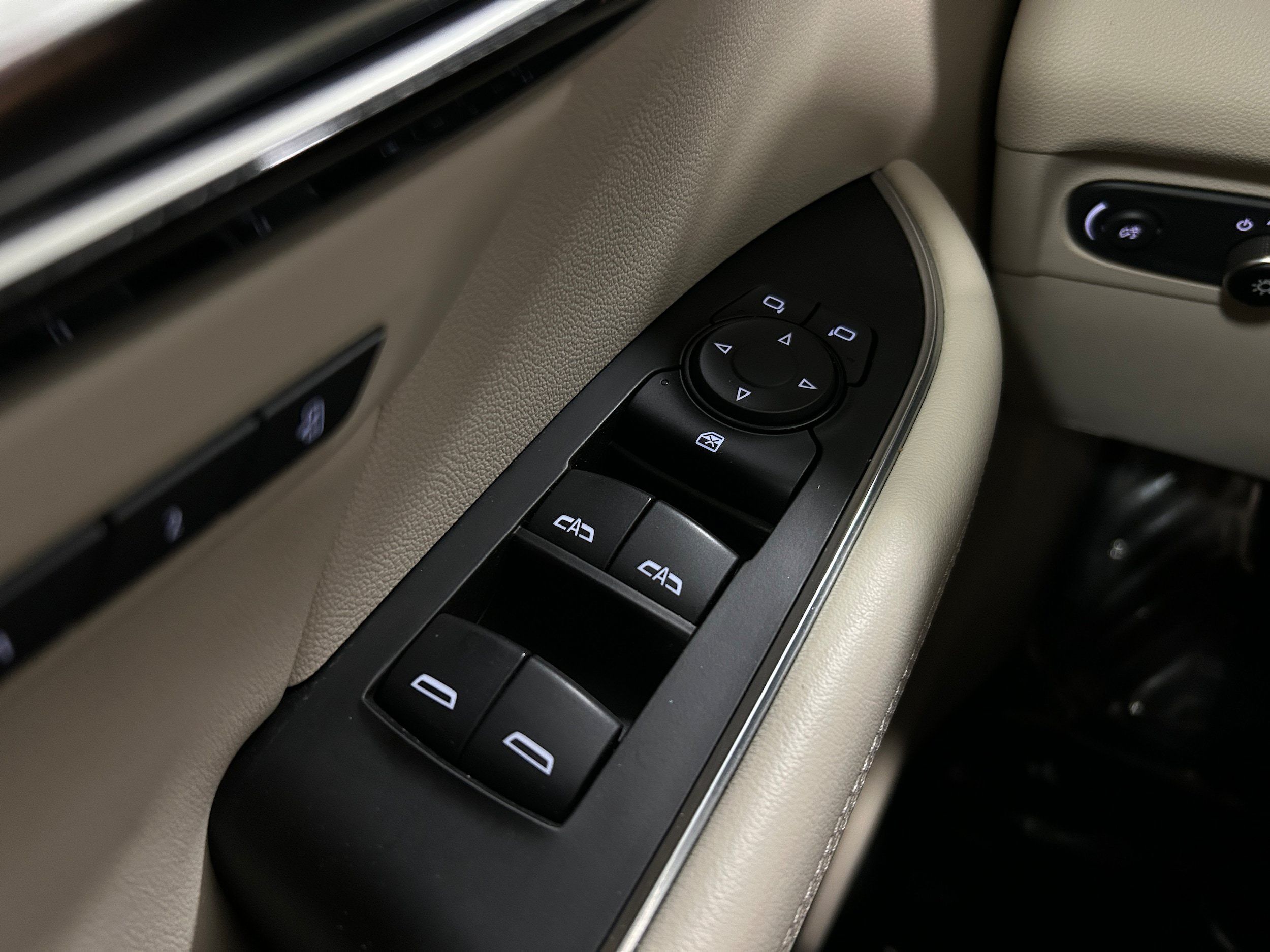 Used 2021 Buick Envision Essence AWD/4WD image 25