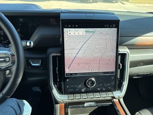 Used 2025 GMC Yukon Denali image 13