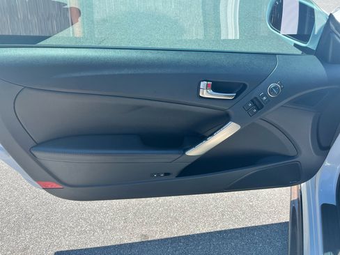 Used 2016 Hyundai Genesis Coupe 3.8 image 12