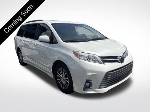 Used 2019 Toyota Sienna XLE w/ XLE Navigation Package FWD image 3