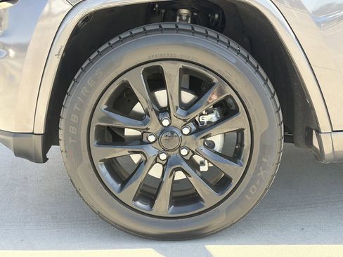 Used 2018 Jeep Grand Cherokee Altitude RWD image 9