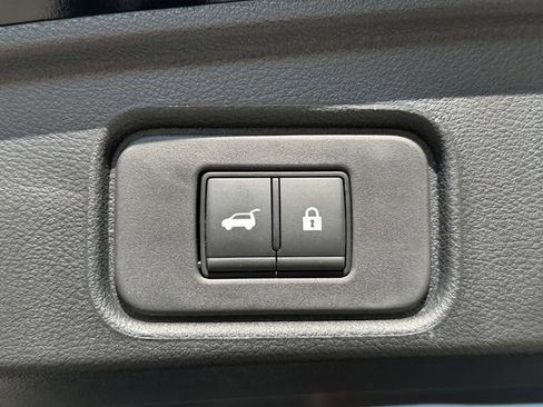 Certified 2025 Nissan Pathfinder SL w/ Black Appearance Package FWD image 21
