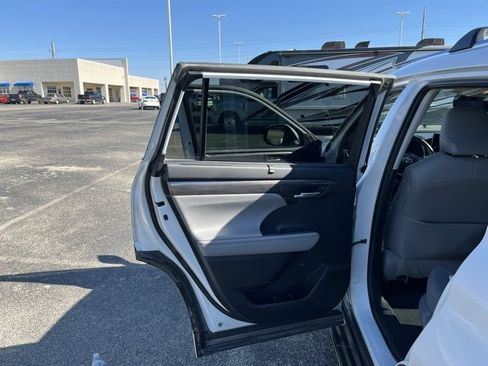 Used 2021 Toyota Highlander Limited image 13