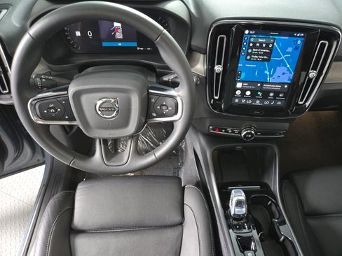 Used 2023 Volvo XC40 B5 Ultimate w/ Climate Package image 14