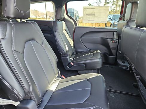 New 2026 Chrysler Pacifica Select image 17