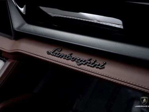 Used 2025 Lamborghini Urus SE AWD/4WD image 43