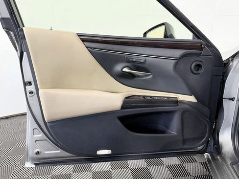 Used 2019 Lexus ES 300h w/ Premium Package FWD image 30