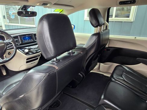 Used 2018 Chrysler Pacifica Touring-L image 41