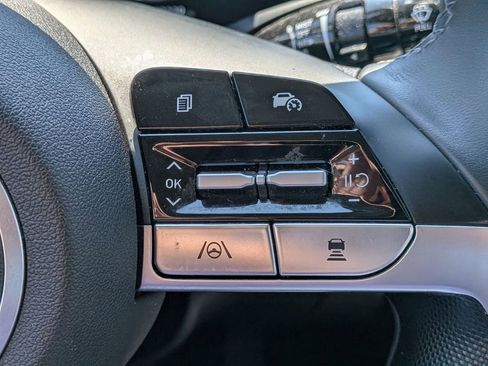 Used 2025 Hyundai Elantra Limited FWD image 22