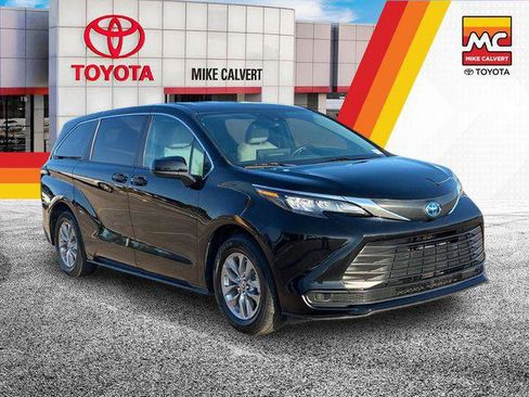 Certified 2025 Toyota Sienna LE FWD image 7