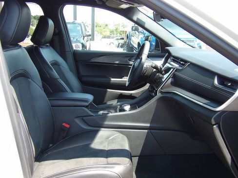 Used 2025 Jeep Grand Cherokee Altitude AWD/4WD image 10