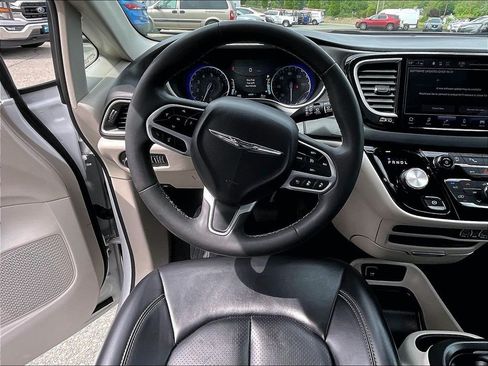 Used 2023 Chrysler Pacifica Touring-L FWD image 18