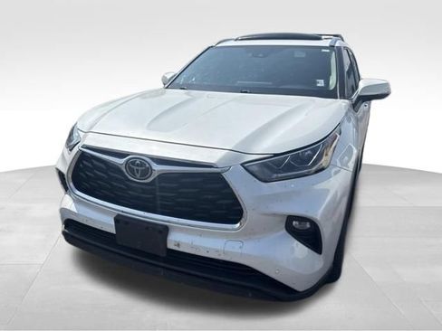 Used 2022 Toyota Highlander Limited AWD/4WD image 2