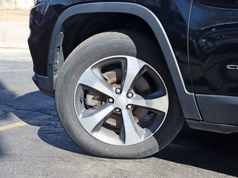 Used 2019 Jeep Cherokee Limited AWD/4WD image 16