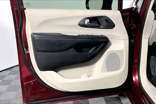 Used 2019 Chrysler Pacifica Limited w/ Tire & Wheel Group FWD image 25