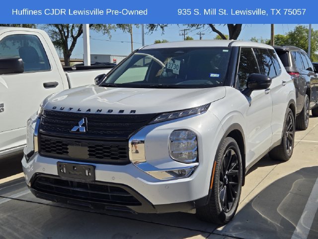 Used 2023 Mitsubishi Outlander SE Black Edition FWD image 3