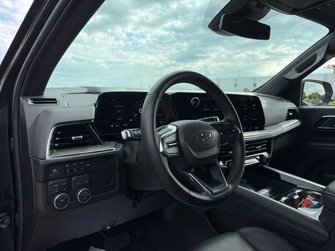 Used 2025 Chevrolet Suburban Z71 AWD/4WD image 60