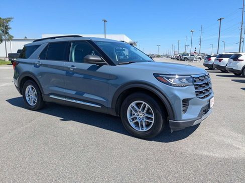 Used 2025 Ford Explorer Active RWD image 2