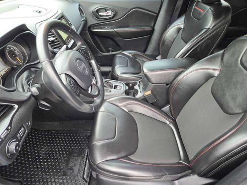 Used 2019 Jeep Cherokee Trailhawk w/ Comfort/Convenience Group image 14