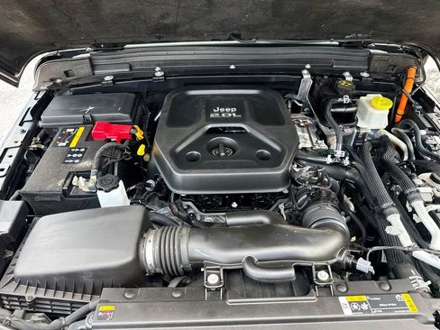 Used 2022 Jeep Wrangler Unlimited Sahara AWD/4WD image 35