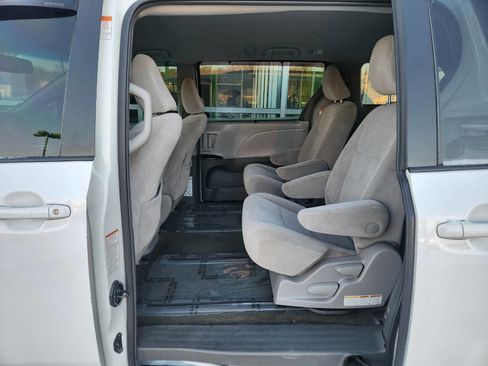 Used 2017 Toyota Sienna LE image 12