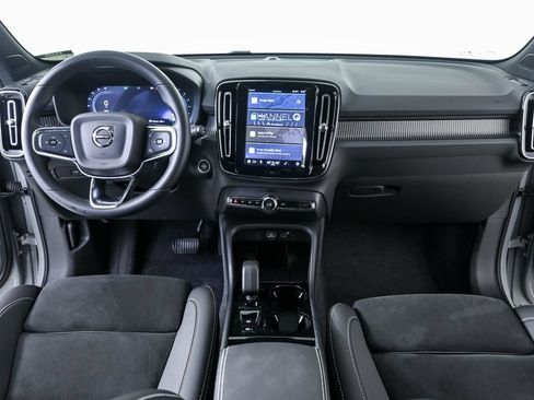 Certified 2025 Volvo XC40 B5 Plus AWD/4WD image 18