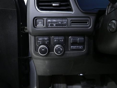 Used 2022 Chevrolet Suburban LT w/ Luxury Package image 21