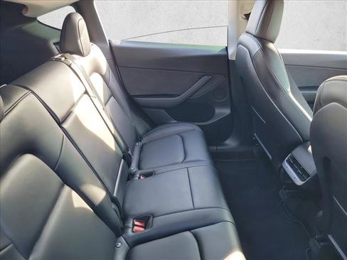 Used 2022 Tesla Model Y Long Range image 16