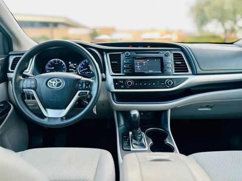 Used 2018 Toyota Highlander LE w/ Carpet Mat Package (TMS) FWD image 12