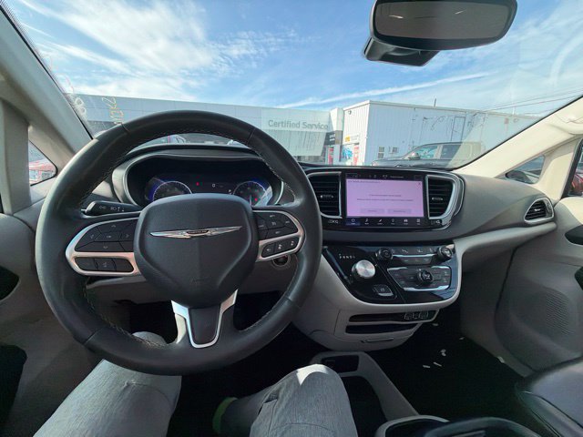 Used 2023 Chrysler Pacifica Touring-L FWD image 19