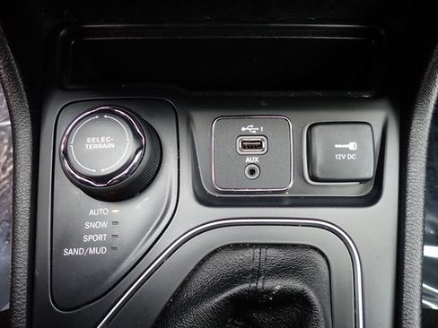 Used 2019 Jeep Cherokee Latitude Plus w/ Cold Weather Group image 26