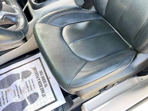 Used 2018 Chrysler Pacifica Touring-L Plus FWD image 19