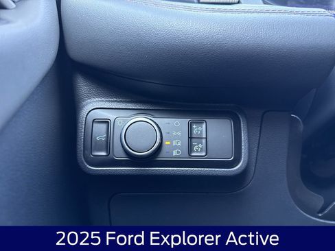 Used 2025 Ford Explorer Active AWD/4WD image 26