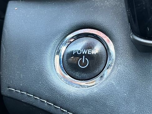 Used 2023 Toyota Highlander XLE AWD/4WD image 11