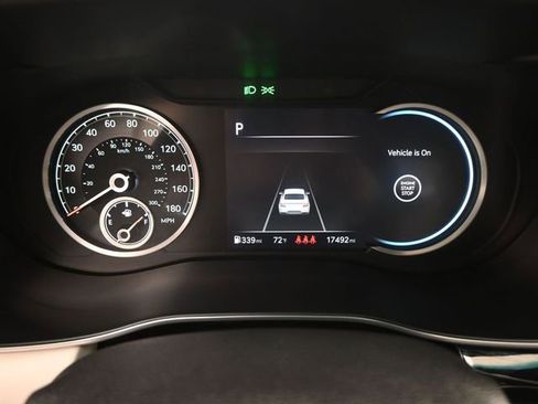 Used 2025 Genesis G70 2.5T image 7