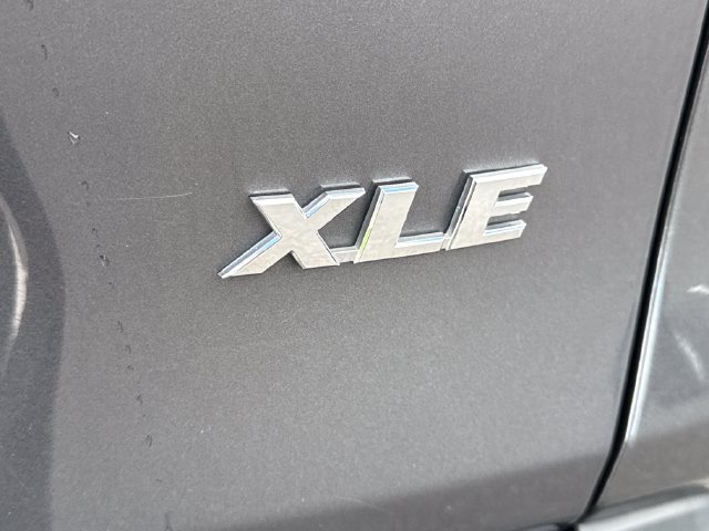 Used 2021 Toyota RAV4 XLE w/ Convenience Package FWD image 17