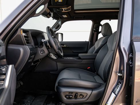 Used 2025 Lexus GX 550 w/ Accessory Package (Z1) image 31