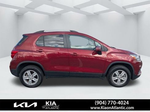 Used 2022 Chevrolet Trax LT w/ LT Convenience Package image 2