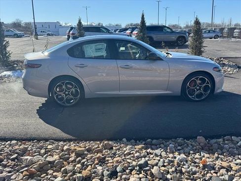 New 2025 Alfa Romeo Giulia AWD w/ Veloce Package AWD image 6