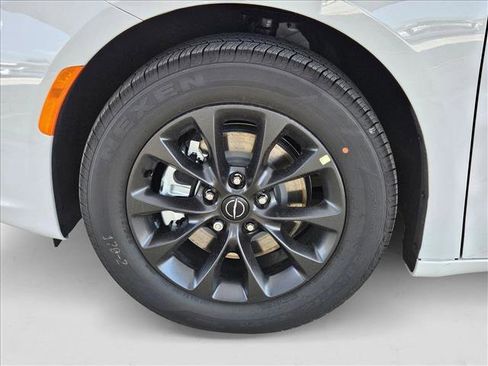 New 2025 Chrysler Pacifica Select w/ Fav Edition Package image 10