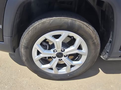 Used 2025 Jeep Compass Latitude w/ Sun & Sound Group AWD/4WD image 10
