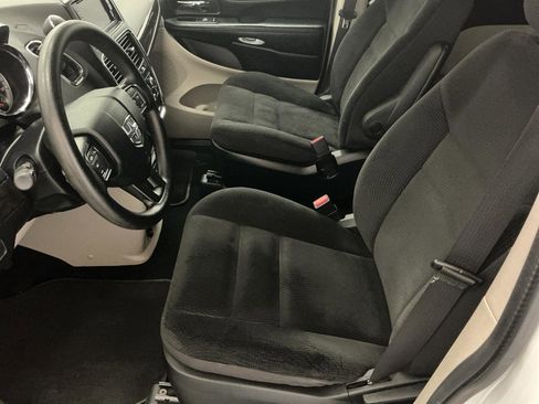 Used 2019 Dodge Grand Caravan SE w/ UConnect Hands-Free Group FWD image 9