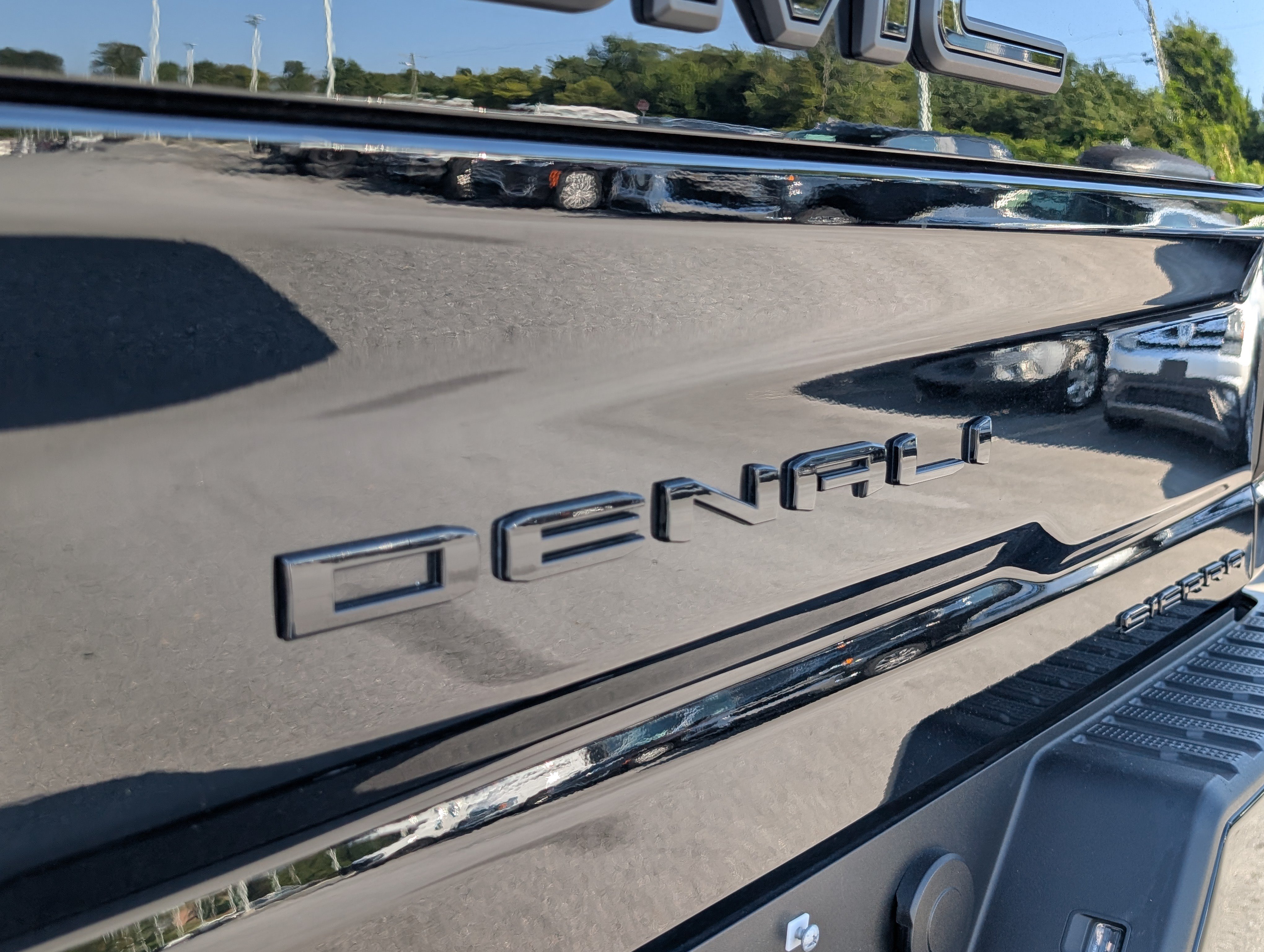 Used 2025 GMC Sierra 2500 Denali w/ Denali Reserve Package AWD/4WD image 9