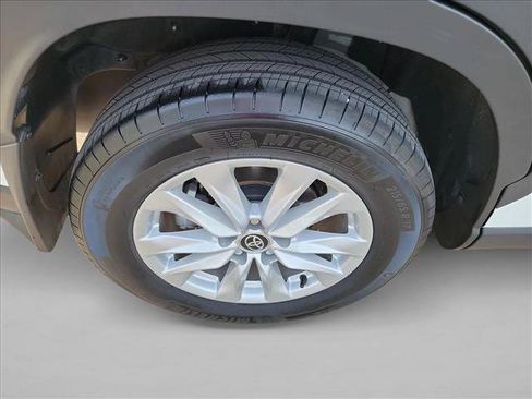 Used 2024 Toyota Corolla Cross LE FWD image 11