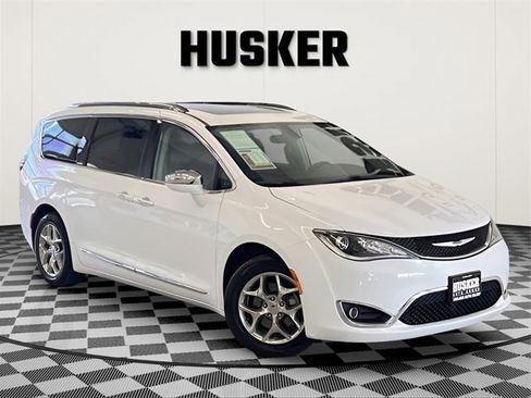 Used 2019 Chrysler Pacifica Limited image 1