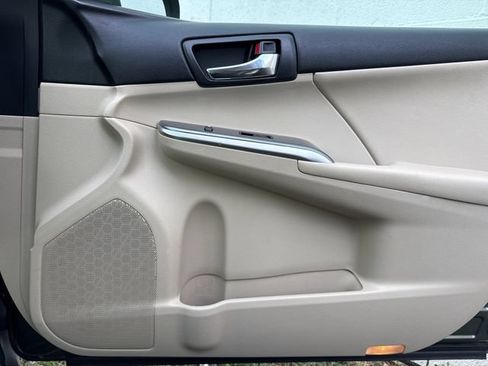 Used 2014 Toyota Camry XLE w/ Moonroof Package FWD image 25