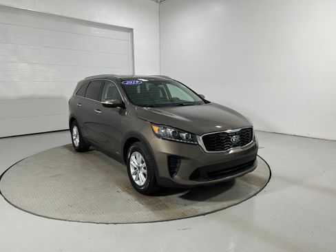 Used 2019 Kia Sorento AWD w/ LX Convenience Package image 2