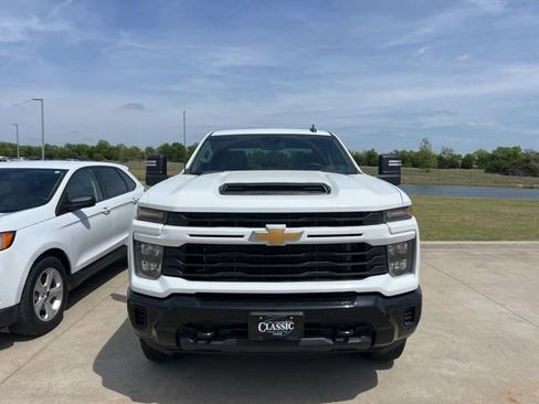 Used 2025 Chevrolet Silverado 2500 Custom w/ Custom Value Package image 2