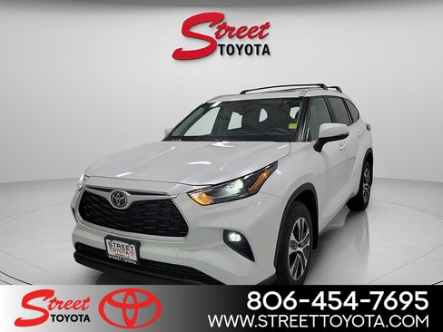 Certified 2024 Toyota Highlander XLE AWD/4WD image 1